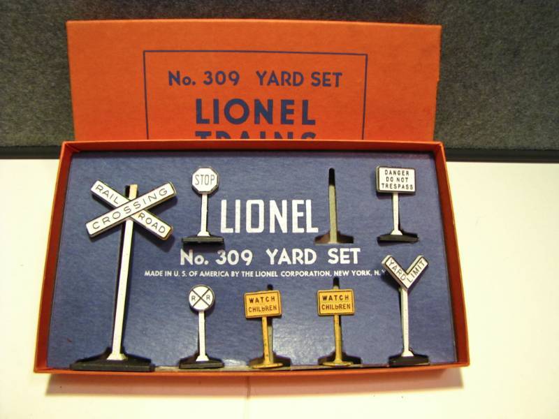 lot 22 image: VINTAGE LIONEL O-GAUGE #309 yard set