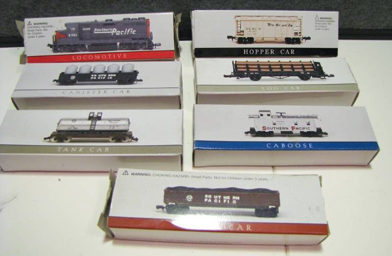 lot 36 image: 7pcs train cars, engine and caboose
