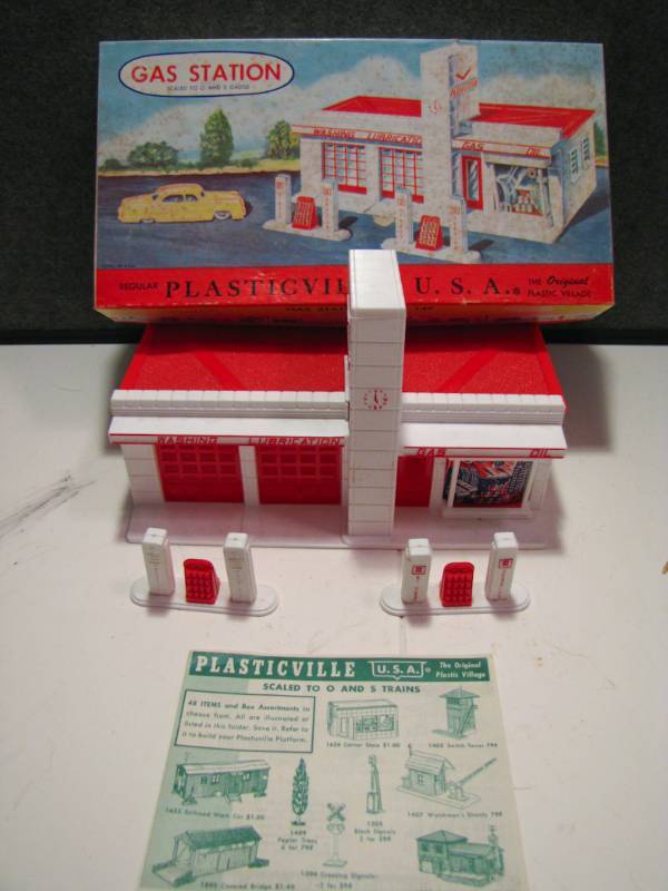 lot 44 image: Gas station kit by Plasticville USA