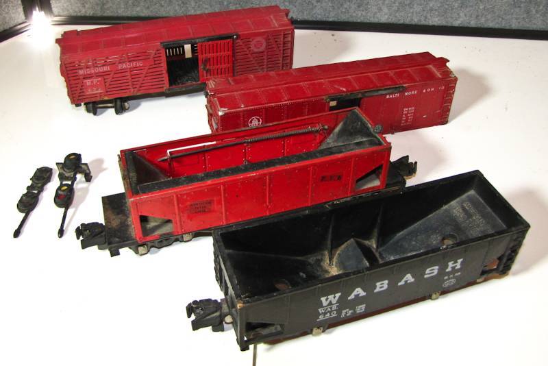 lot 60 image: American Flyer railroad cars