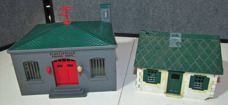 lot 63 image: Police Station and house by Plasticville