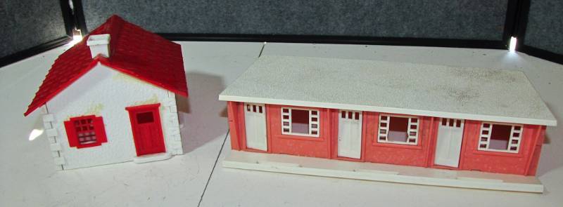 lot 64 image: 2 plastic railroad community houses