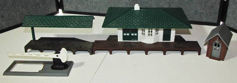 lot 69 image: platform station and accessories