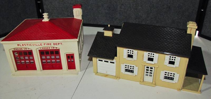 lot 61 image: Fire Station and house by Plasticville