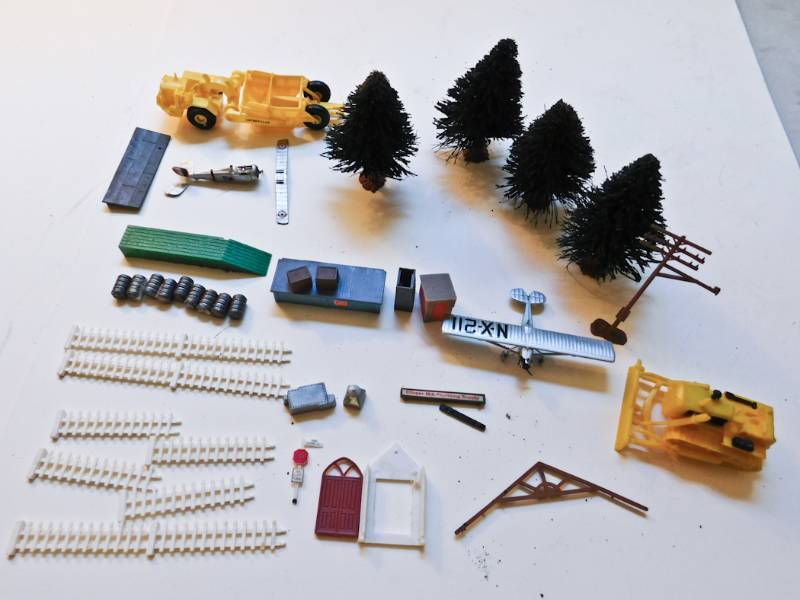 lot 80 image: RR accessories, airplane, CAT, fencing  more