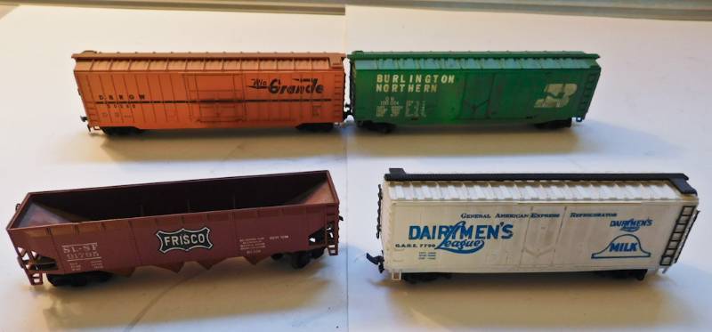 lot 83 image: 4 railroad cars