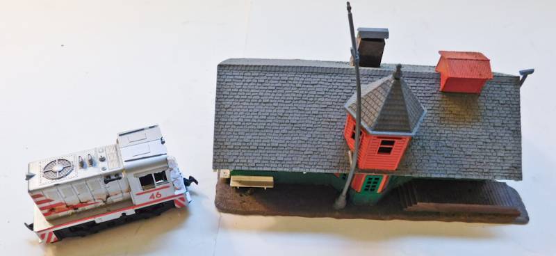 lot 84 image: Small engine and depot building
