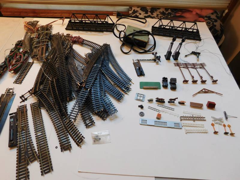 lot 87 image: Railroad accessories, transformer  tracks