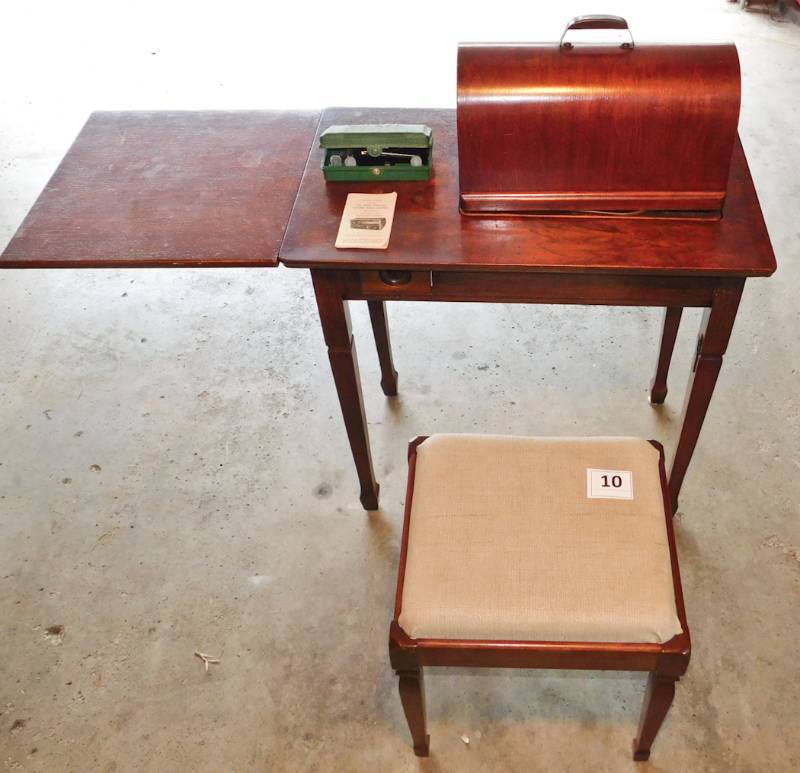 Very nice Singer Sewing machine lot