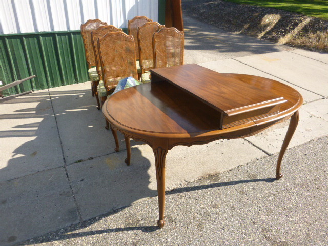 lot 42 image: Dining Room Table with 6 Chairs