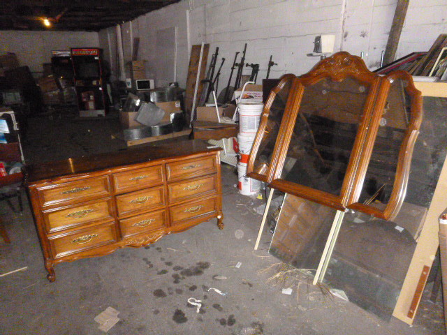 lot 43 image: Dresser with Mirror