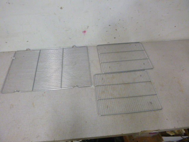 lot 100 image: 3 Cooling Racks