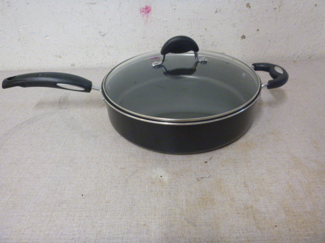 lot 141 image: Large Bialetti Fry Pan
