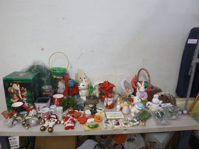 lot 211 image: Miscellaneous Holiday Dcor