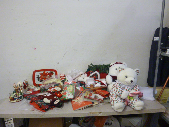 lot 213 image: Miscellaneous Holiday Dcor
