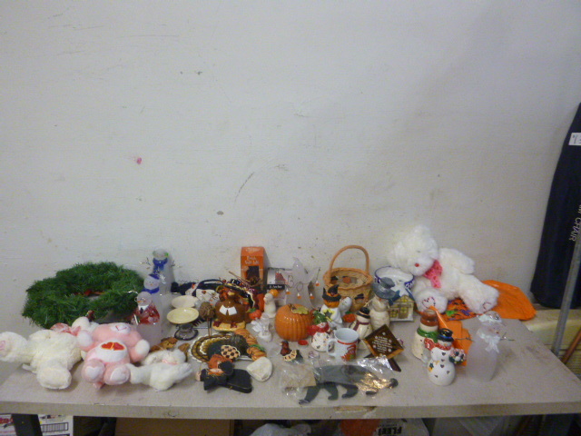 lot 215 image: Miscellaneous Holiday Dcor