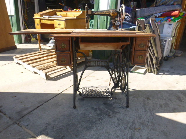 lot 248 image: Vintage Singer Sewing Machine