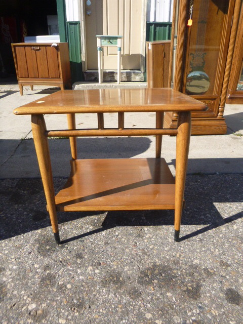lot 252 image: End Table