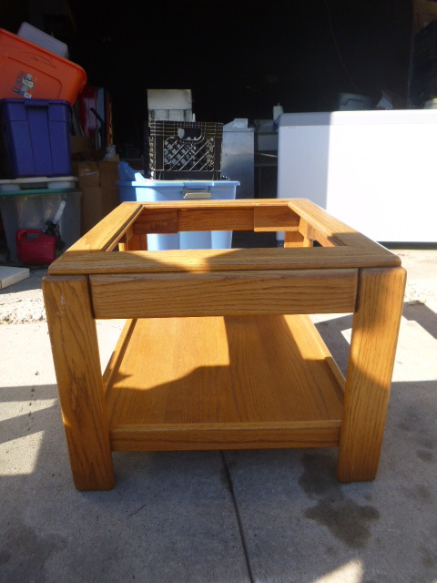 lot 253 image: End Table
