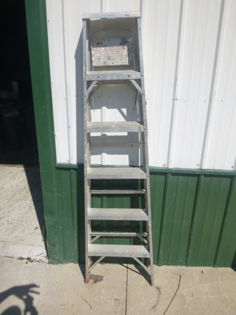 lot 261 image: Aluminum Step Ladder