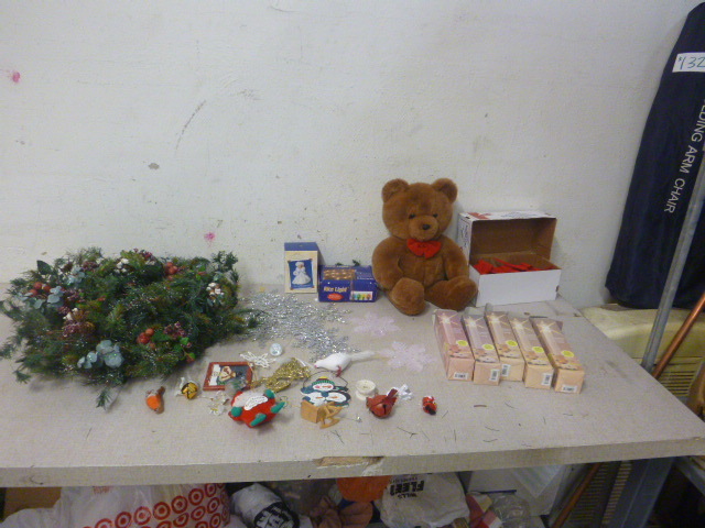 lot 269 image: Miscellaneous Christmas Items