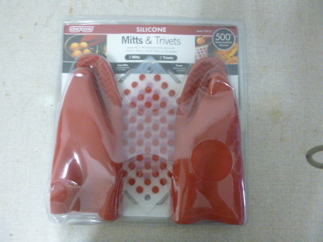 lot 310 image: Dexas Silicone Mitts and Trivets