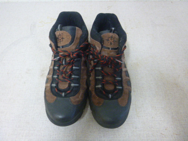 lot 315 image: Pair of Navados Shoes