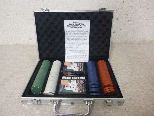 lot 324 image: Texas Hold Em Set