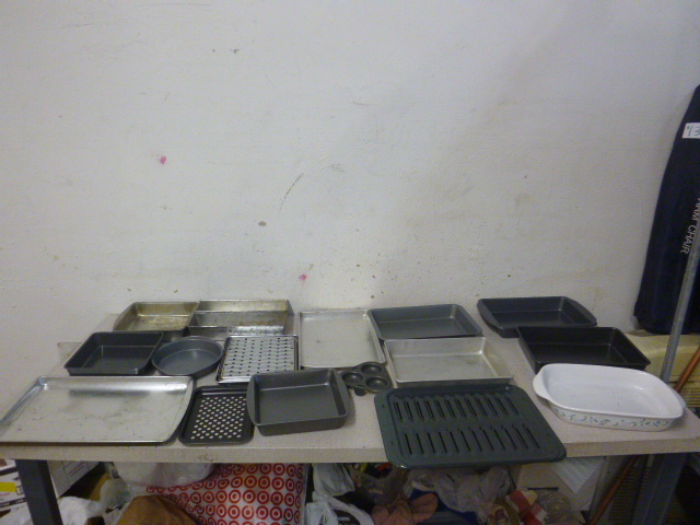 lot 338 image: Miscellaneous Bakeware