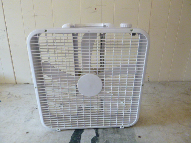 lot 389 image: 20 Box Fan