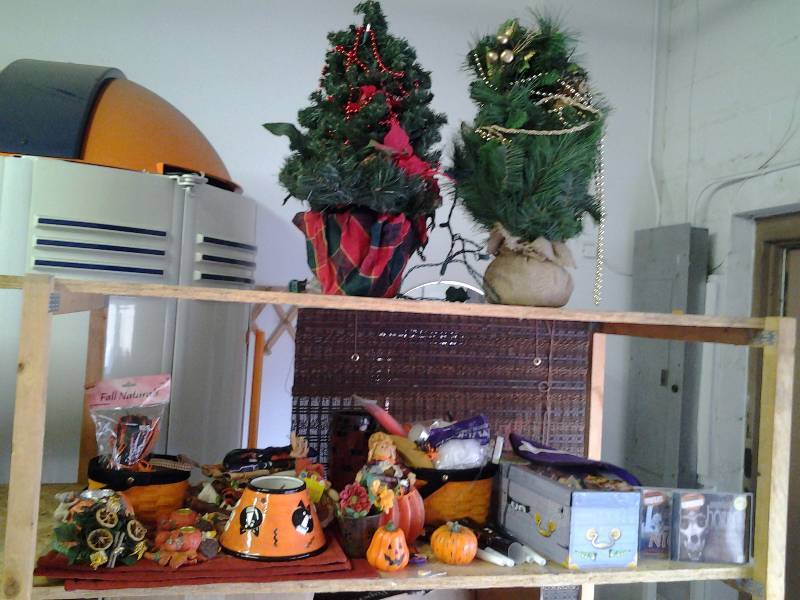 lot 2 image: Lot Of HalloweenSeasonal Decor