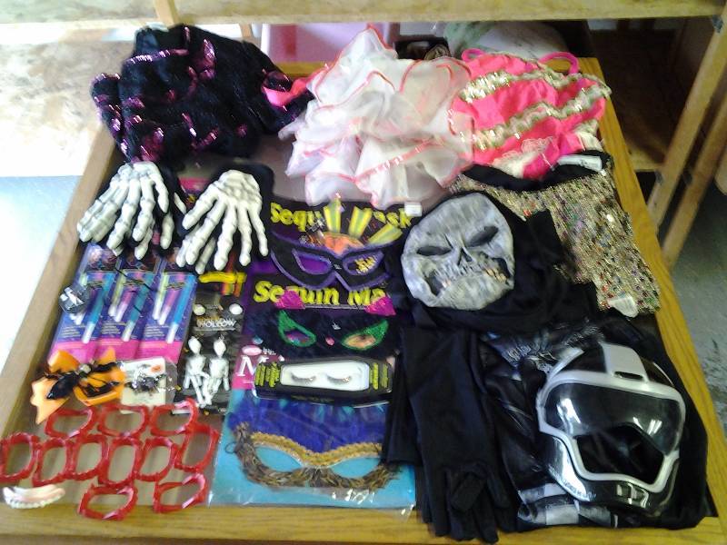 lot 3 image: Lot Of Halloween Costumes & Accessories