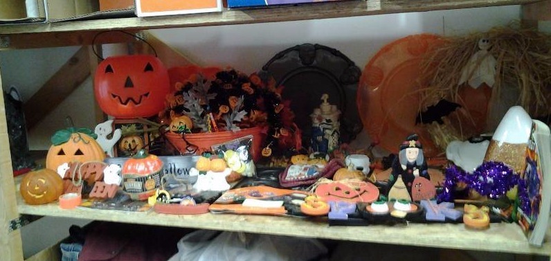lot 5 image: Lot Of Halloween Party Decor (Trays, Bowls, Pumpkins & Other Decorations)