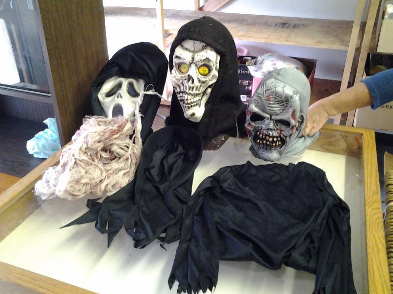 lot 8 image: 3-Masks
