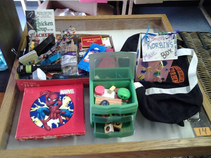 lot 20 image: Organizer, Beads, Glue, Coin Purses, Misc