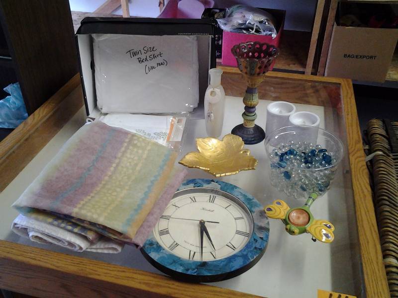 lot 27 image: Bathroom Accessories Shower Curtain, Clock, Glass Marbles, Trash Can, Decor