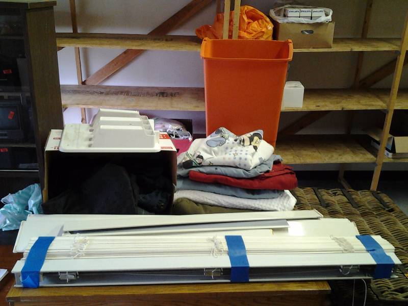 lot 33 image: Blankets, Sheets, Shower Curtains, Wood Slat Window Blind, Curtain Rods, More