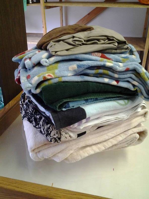 lot 34 image: Blankets, Beach Towels, Queen Size Sheets