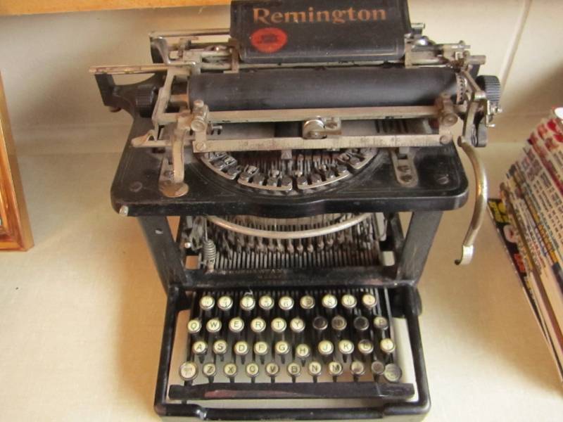 lot 5 image: Antique remington typewriter...