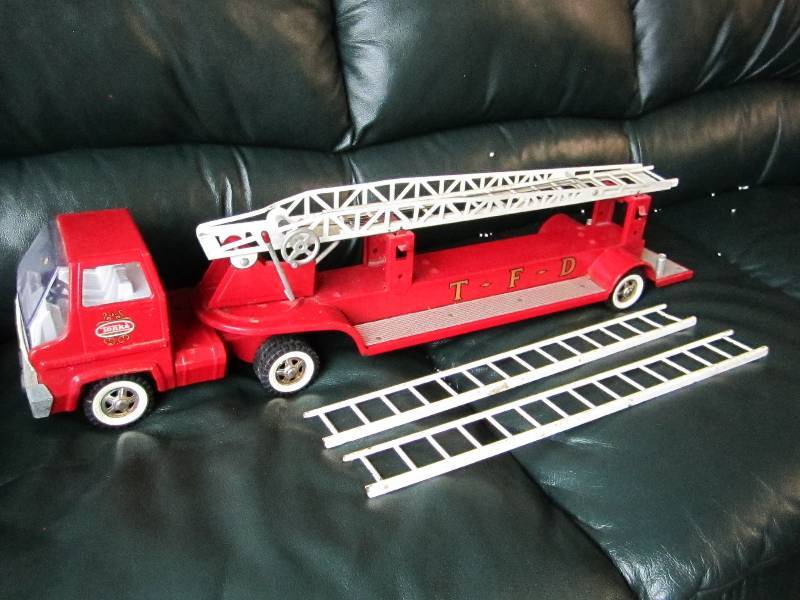 lot 6 image: Metal Tonka toy fire truck...