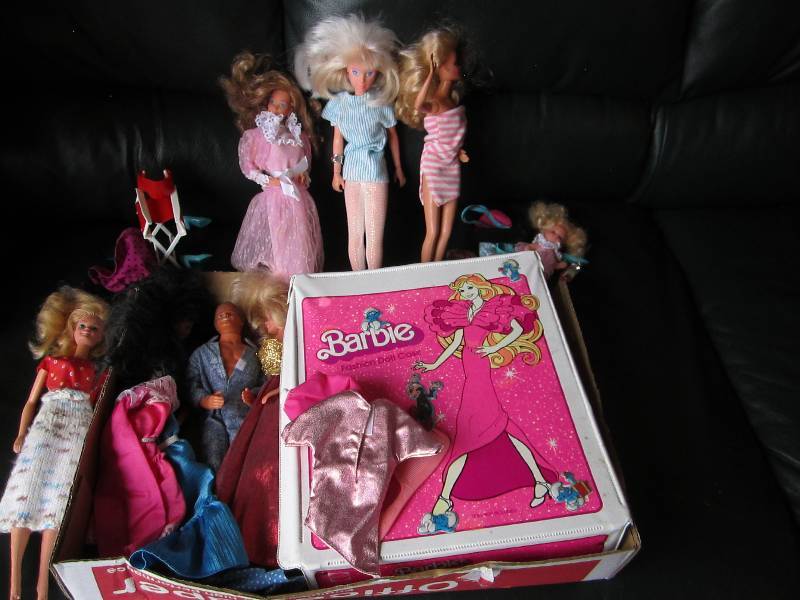 lot 25 image: Lot of vintage Barbie dolls and acc...