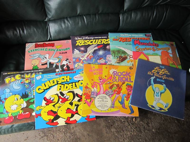 lot 27 image: 8 Childrens vinyl record albums...