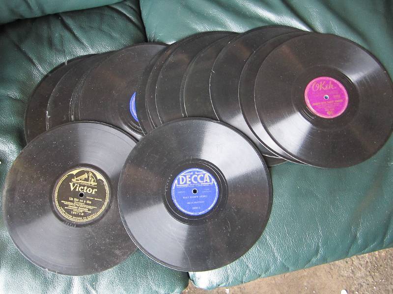 lot 28 image: Lot of 30s and 40s records...