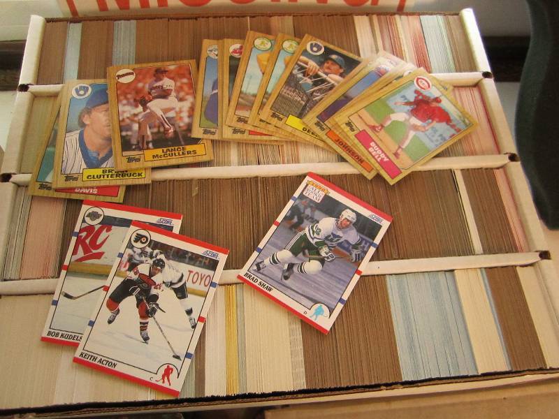 lot 45 image: Box of approx. 3000 sports cards...