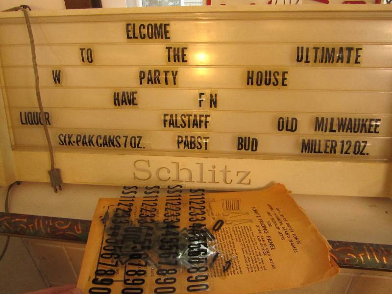 lot 55 image: Working lighted Schlitz sign with e...