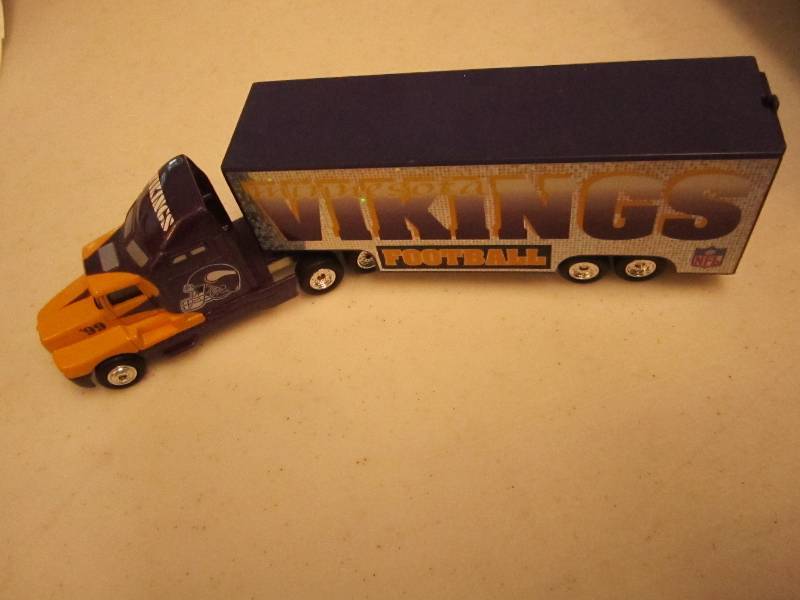 lot 65 image: Vikings Kenworth model truck...