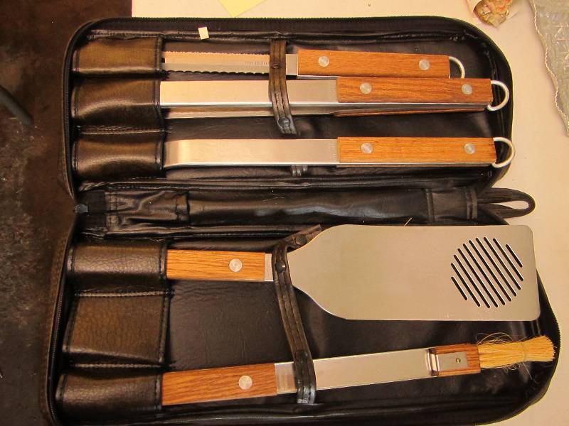 lot 70 image: New Conniseur grilling set by Dexte...