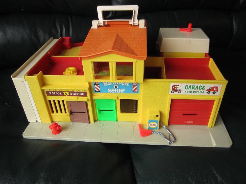 lot 75 image: Vintage toy police babrber shop and...