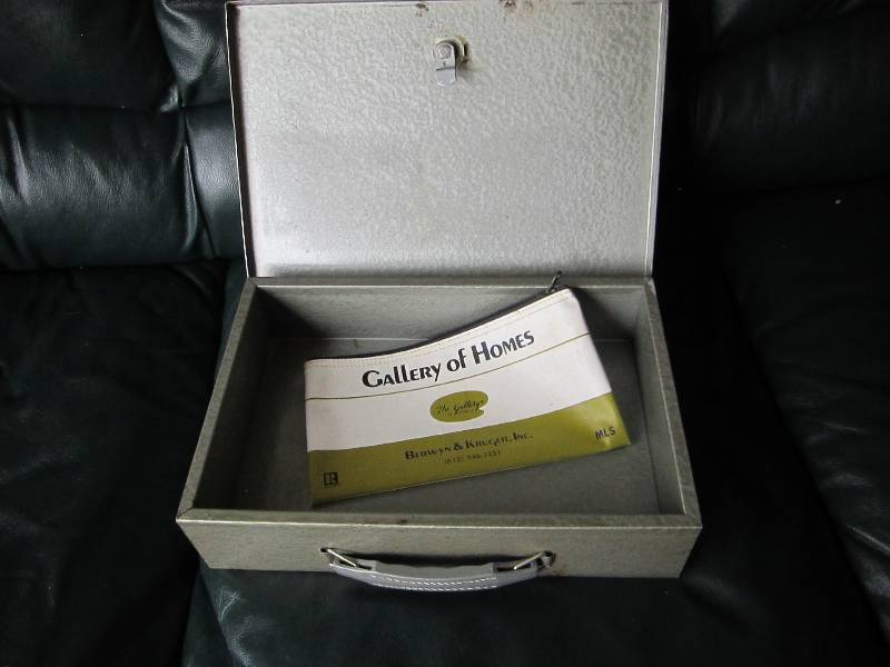 lot 99 image: Insulated money box, no key and mon...
