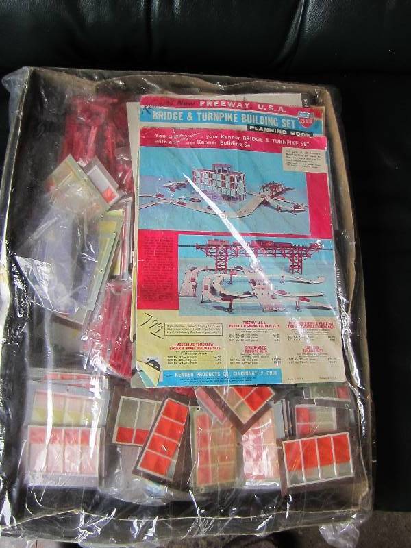 lot 101 image: Vintage Bridge and Turnpike erector...